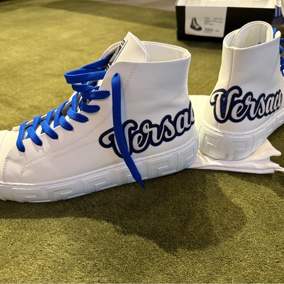 Versace! Versace! Versace! - Picture 2 of 8